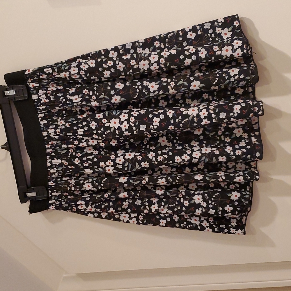 Pleated detail skirt